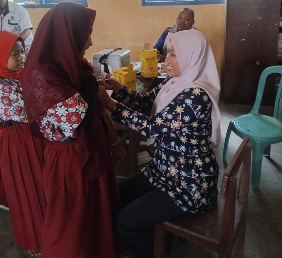 Puskesmas Jayapura Tempuh Perjalanan 2,5 Jam Demi Imunisasi Anak Sekolah