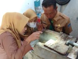 ‎Waspada DBD! PKM Rawa Bening Sebar Abate dan Foging Desa Sumber Mulyo