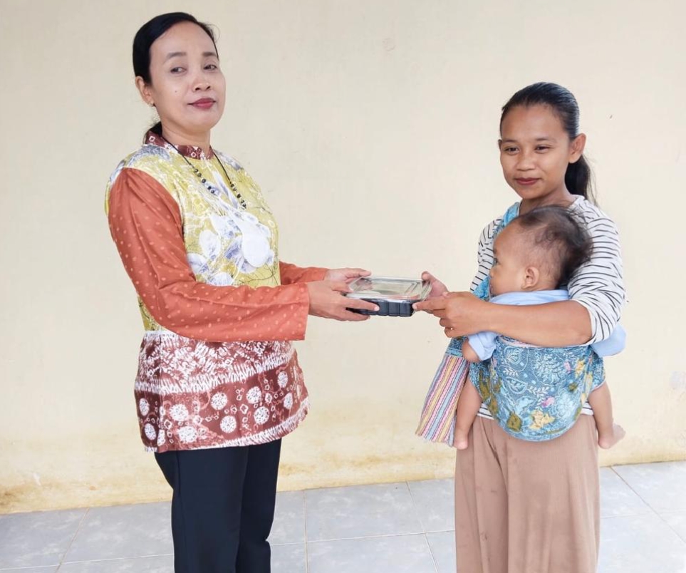 Pemberian PMT Lokal untuk Ibu Hamil KEK dan Balita di Madang Suku III, Cegah Masalah Gizi