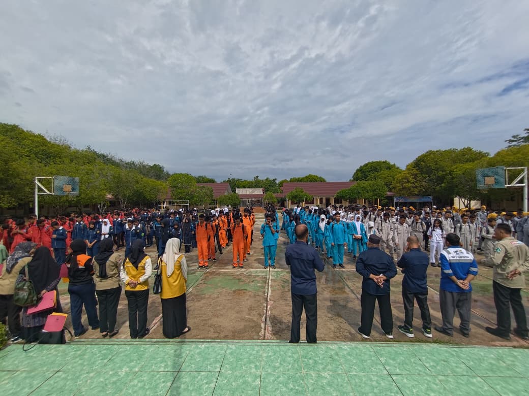 ‎SMK Negeri 1 Martapura Lepas 355 Siswa PKL, Kepsek : Jadilah Tenaga Profesional