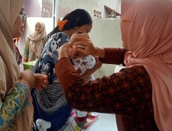 Dinkes OKUT dan Puskesmas Kotabaru Bagikan PMT Ibu Hamil dan Balita