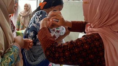 Dinkes OKUT dan Puskesmas Kotabaru Bagikan PMT Ibu Hamil dan Balita