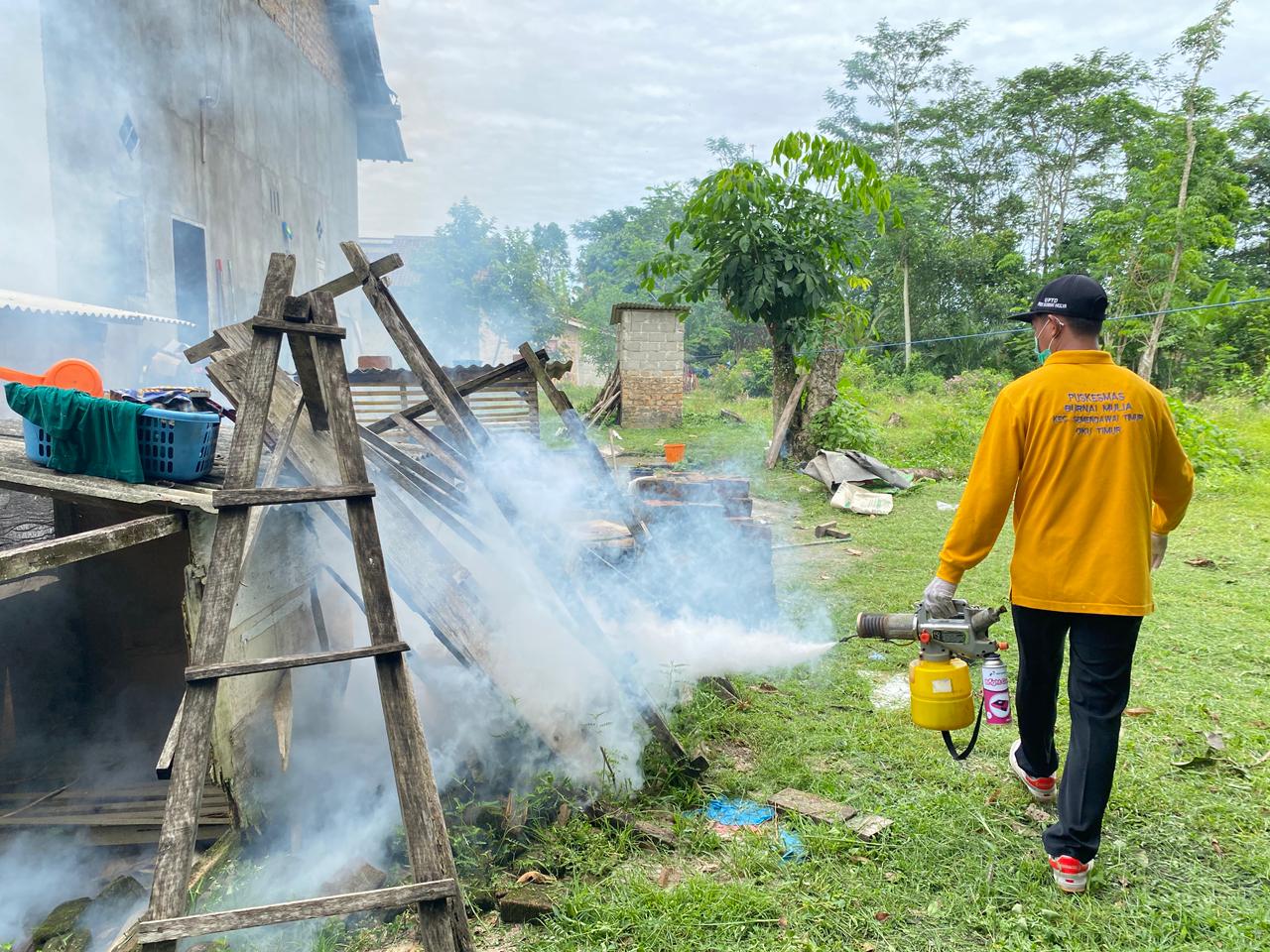 Cegah DBD, Puskesmas Burnai Mulya Lakukan Fogging