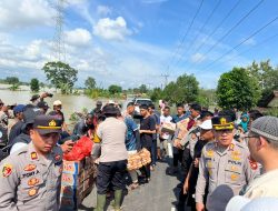 Polres OKU Timur dan Ponpes Darul Qur’an Kolaborasi Salurkan Bantuan Korban Banjir Belitang