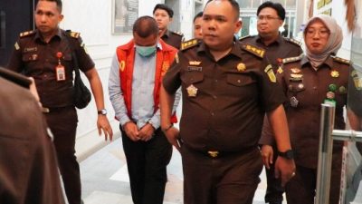 DJ, Direktur Utama PT KMM saat ditahan Jaksa usai ditetapkan tersangka Oleh Kejati Sumsel, Senin 9 Februari 2026.(Foto: Redaksi)
