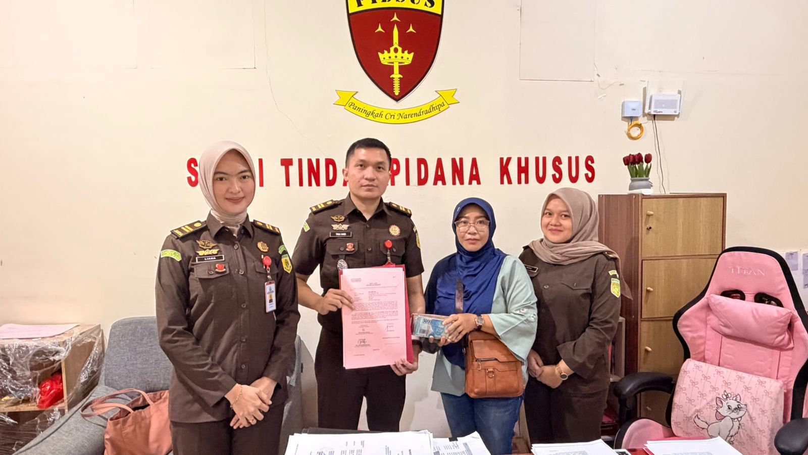 Pihak kejaksaan negeri OKI menerima uang titipan dari Tersangka kasus Korupsi KUR BSI. Senin 9 februari 2026.(Foto: Redaksi)