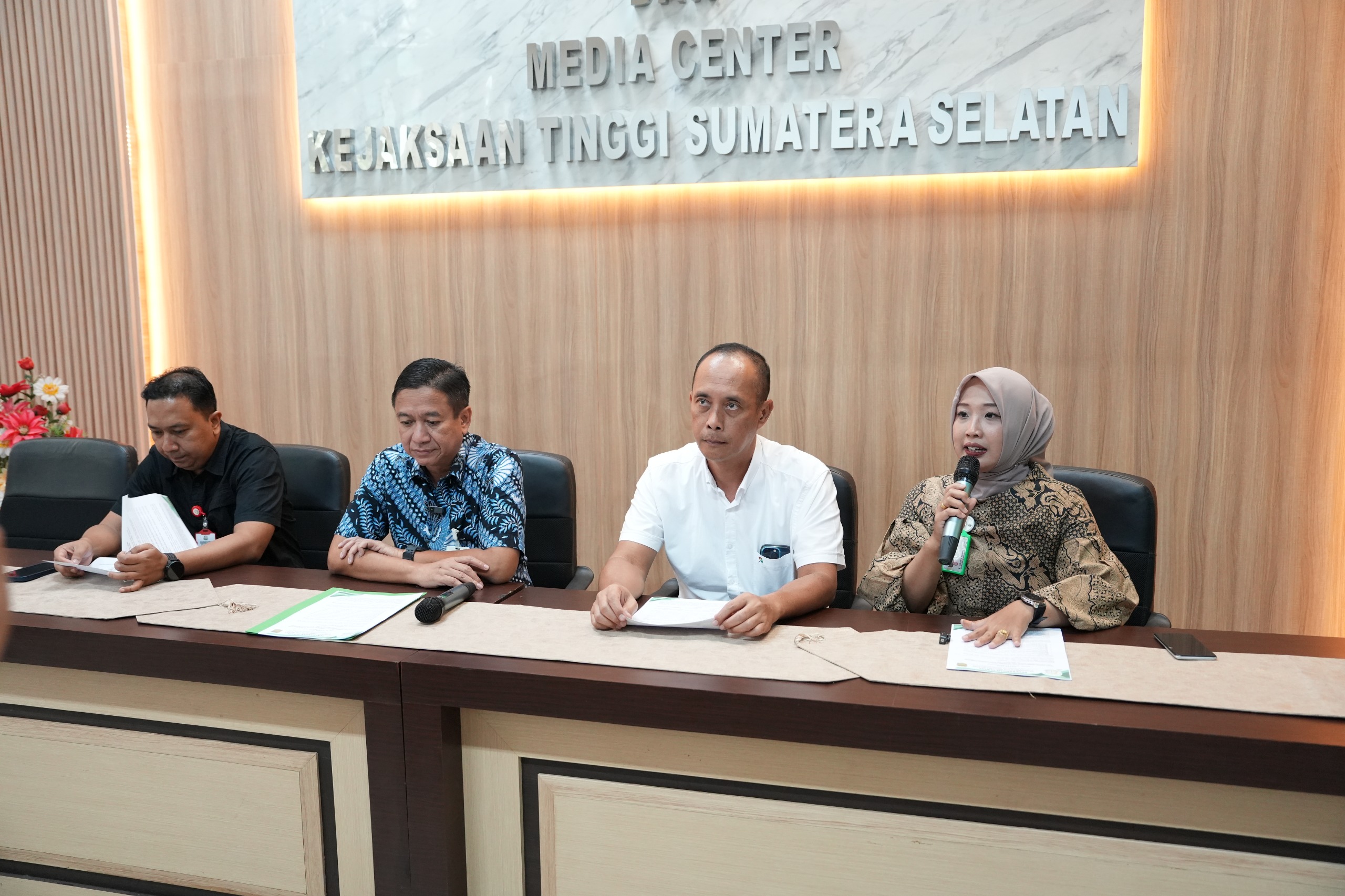 Wakajati Sumsel Anton Felianto Beserta jajaran mengumumkan penetapan tersangka terhadap petinggi Bank BRI pusat terkait kasus kucuran dana Pinjaman PT SAL Dan BSS. jumaat 27 Maret 2026.(Foto: Cendikia Waskita/Sumselpedia)