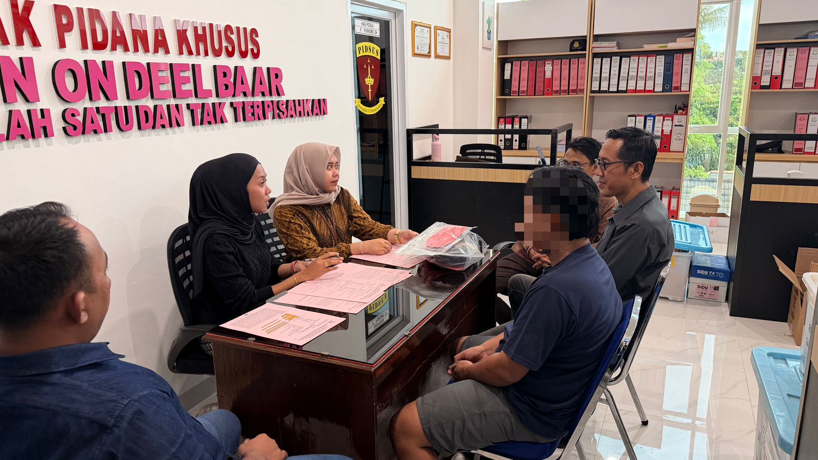 AAM Eks KCP PT POS, Tersangka kasus dugaan tindak pidana Korupsi Uang BTN dilimpahkan ke Kejari OKI, Jumaat (19/06). (foto: Cendikia Waskita/Sumselpedia.Id)